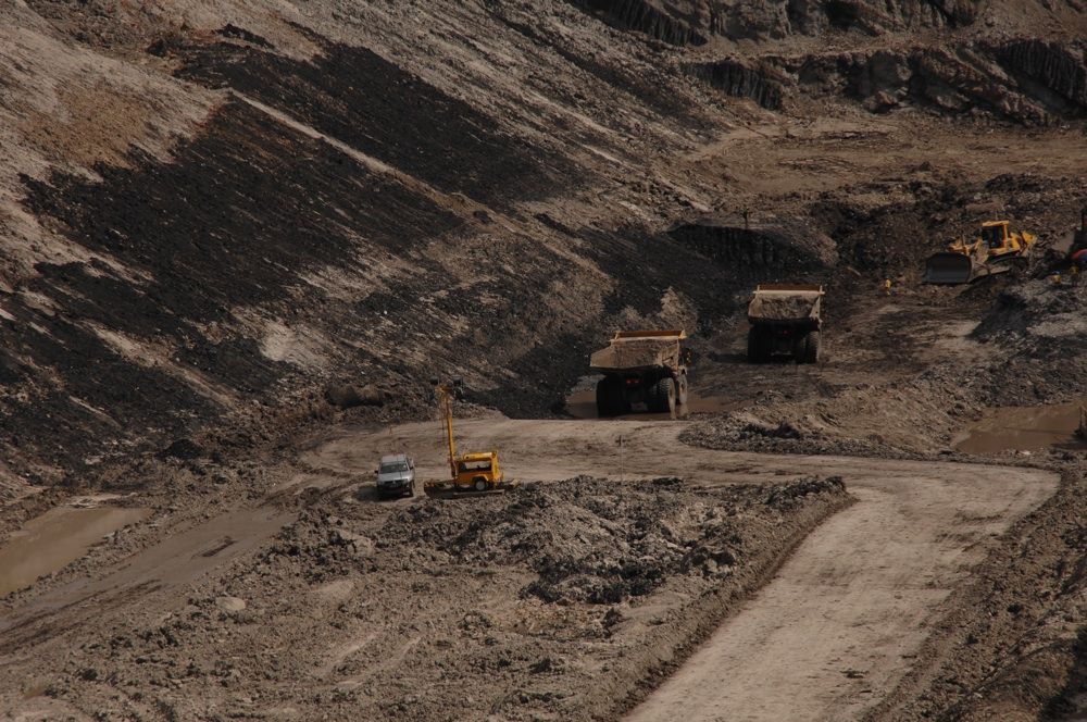 Proses penambangan batu bara di wilayah Kalimantan Timur. Indonesia memiliki cadangan terbukti batu bara yang bisa diproduksi sampai tahun 2100 alias tinggal 80 tahunan lagi. 