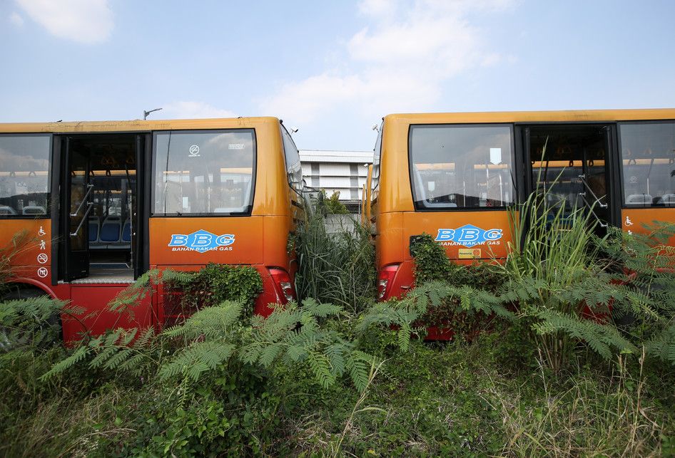 Ratusan bus Transjakarta terbengkalai di Kecamatan Dramaga, Kabupaten Bogor, Jumat (26/7/2019).