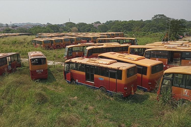 Ratusan bus Transjakarta terbengkalai di Kecamatan Dramaga, Kabupaten Bogor. Kamis (25/7/2019).