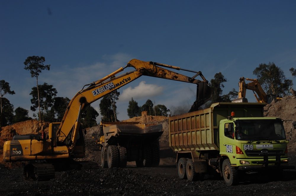 Proses penambangan batu bara di wilayah Kalimantan Timur. Indonesia memiliki cadangan terbukti batu bara yang bisa diproduksi sampai tahun 2100 alias tinggal 80 tahunan lagi. 