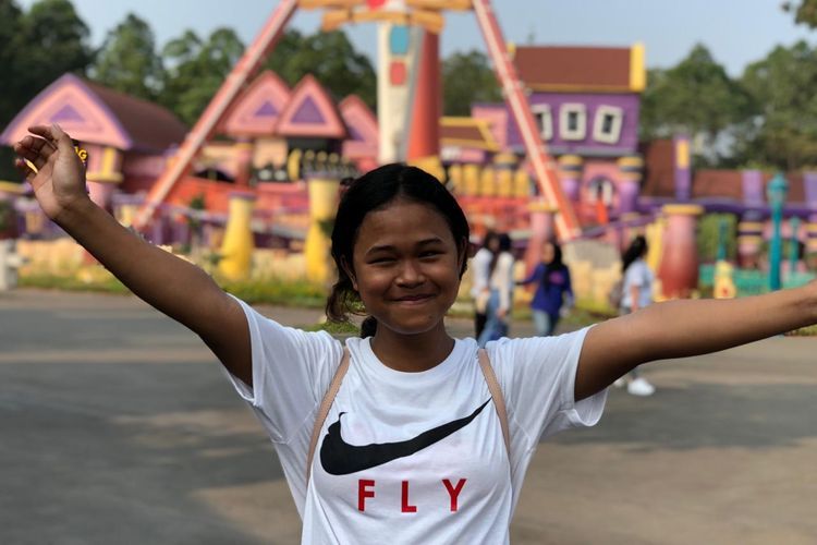 Ekspresi bahagia Dewi Febriyanti (13) saat diundang berlibur ke Dunia Fantasi, Ancol.