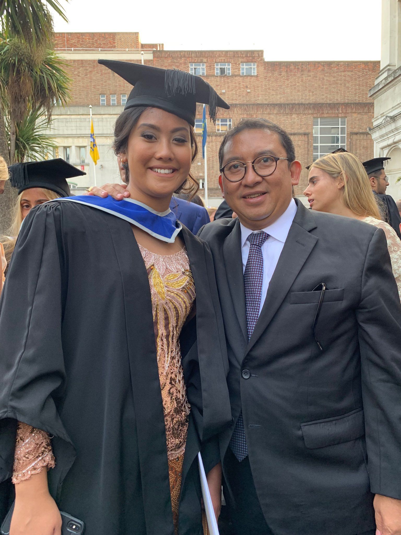 Fadli Zon bersama sang putri, Shafa Fadli yang baru saja lulus.