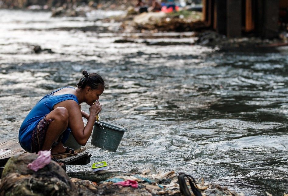 Warga beraktivitas di pemukiman padat penduduk di bantaran Sungai Ciliwung, Manggarai, Jakarta, Minggu (28/7/2019). Berdasarkan data Badan Pusat Statistik (BPS) DKI Jakarta, persentase penduduk miskin DKI Jakarta pada Maret 2019 adalah 3,47 persen atau sebesar 365,55 ribu orang. Saat ini pemerintah 