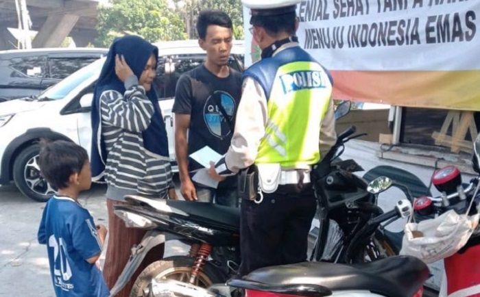 Ingat, boncenger nggak pakai helm yang kena pasal yang boncengin.