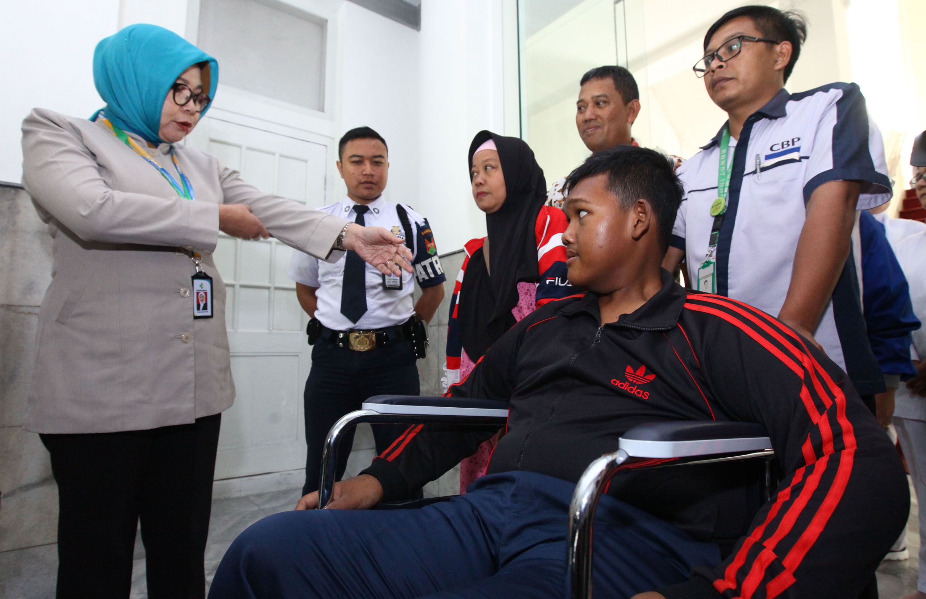Arya Permana, bocah obesitas asal Karawang diantar sejumlah petugas yang merawatnya meninggalkan rumah sakit seusai menjalani operasi plastik tahap pertama mengangkat kulit menggelambir di kedua lengannya, di Rumah Sakit Hasan Sadikin (RSHS), Jalan Pasteur, Kota Bandung, Jawa Barat, Senin (29/7/2019