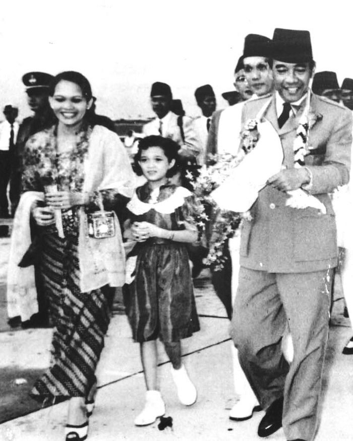 Foto kakek, nenek, dan ibunda Ashanty mendampingi Presiden Soekarno