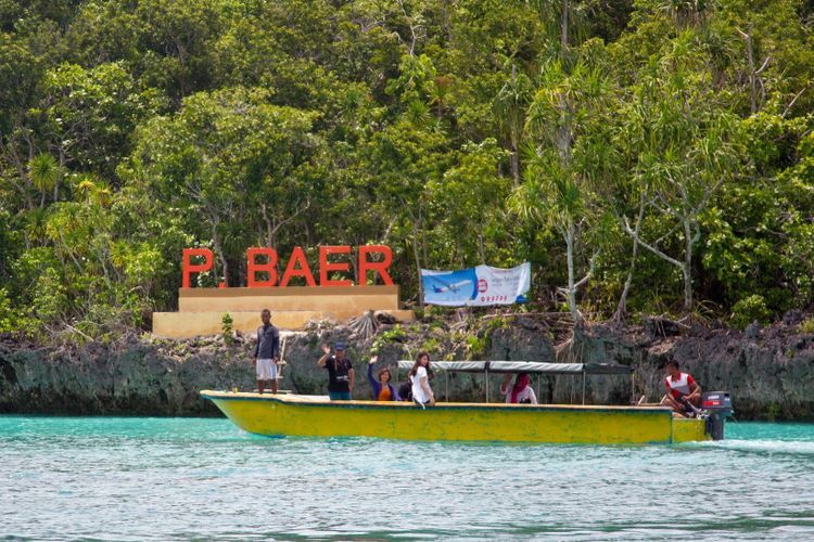 Wisatawan saat berkunjung ke Pulau Baer, Kepulauan Kei. Pulau Baer berada di utara pulau Kei Kecil dan dapat dicapai menggunakan perahu 