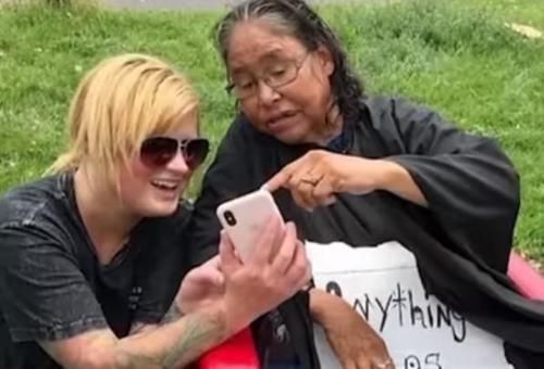 Tenteng Kursi Salon Merah, Video Ini Tunjukkan Aksi Baik Hati Penata Rambut Keliling Kota untuk Beri Potongan Rambut Gratis Pada Tunawisma