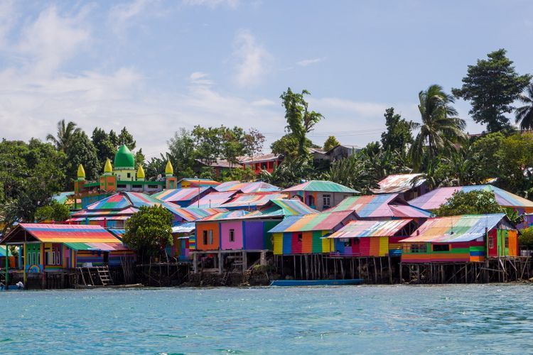 Pemandangan kampung warna-warni, Kepulauan Kei