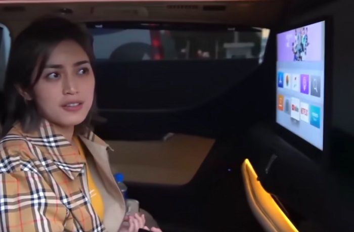 Pasang tv 21 inci dalam mobil, modifikasi nyaman ala Jessica Iskandar.