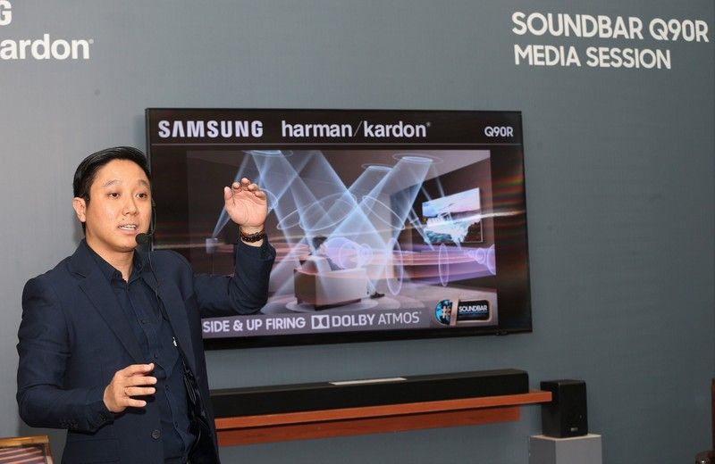 Liem Kwok Cek menjelaskan teknologi Samsung Harman Kardon Soundbar HW-Q90R