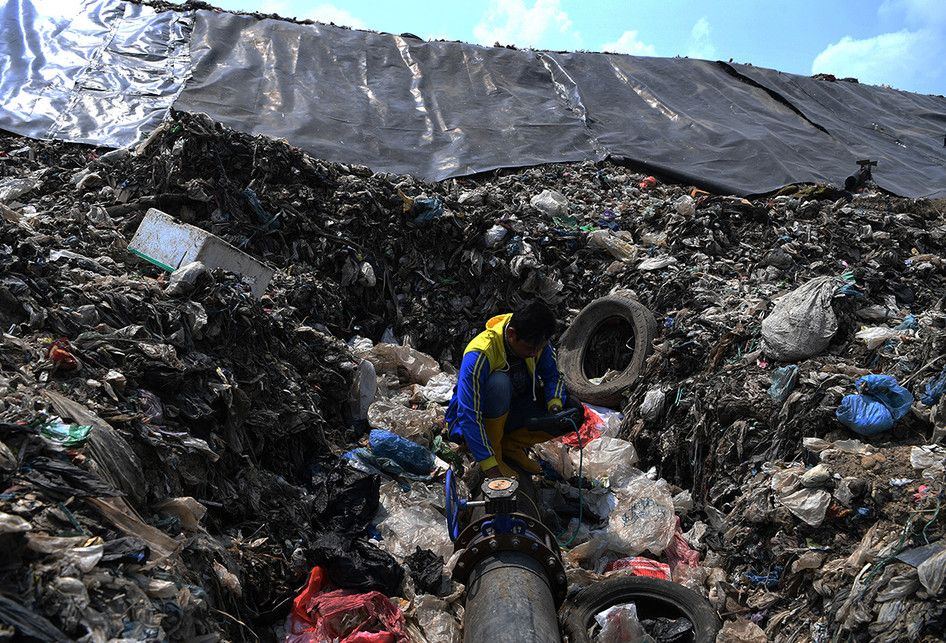 Pekerja memeriksa pipa yang menyalurkan gas metana yang dihasilkan tumpukan sampah di Tempat Pembuangan Akhir (TPA) Benowo, Surabaya, Jawa Timur.