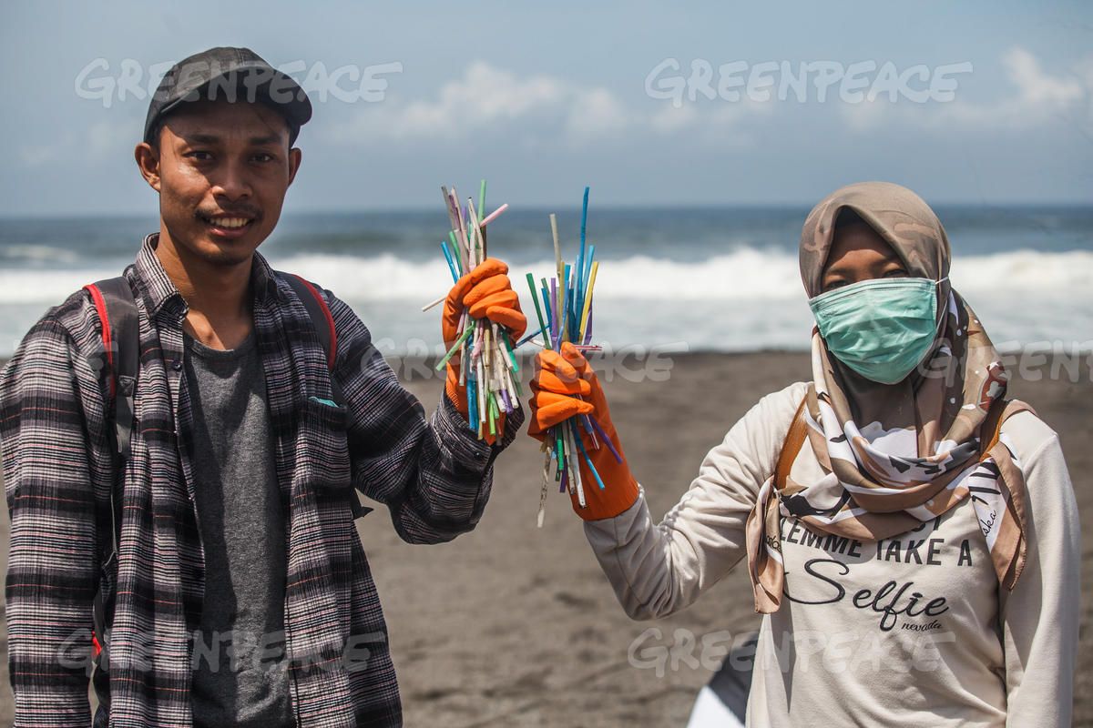 relawan Greenpeace menunjukan sampah sedotan plastik dalam aksi bersih-bersih sampah plastik di Pantai Pandansari, Bantul Yogyakarta