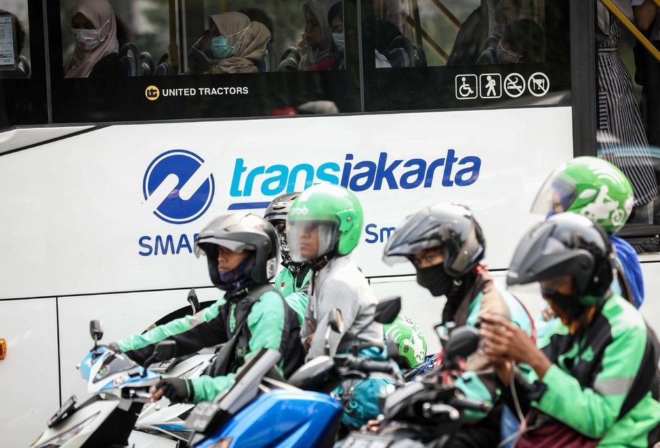 Pemandangan padatnya kendaraan yang melintasi jalan M.H Thamrin di Jakarta Pusat, Senin (29/7/2019). Berdasarkan data situs penyedia peta polusi daring harian kota-kota besar di dunia AirVisual, menempatkan Jakarta pada urutan pertama kota terpolusi sedunia pada Senin (29/7) pagi dengan kualitas uda
