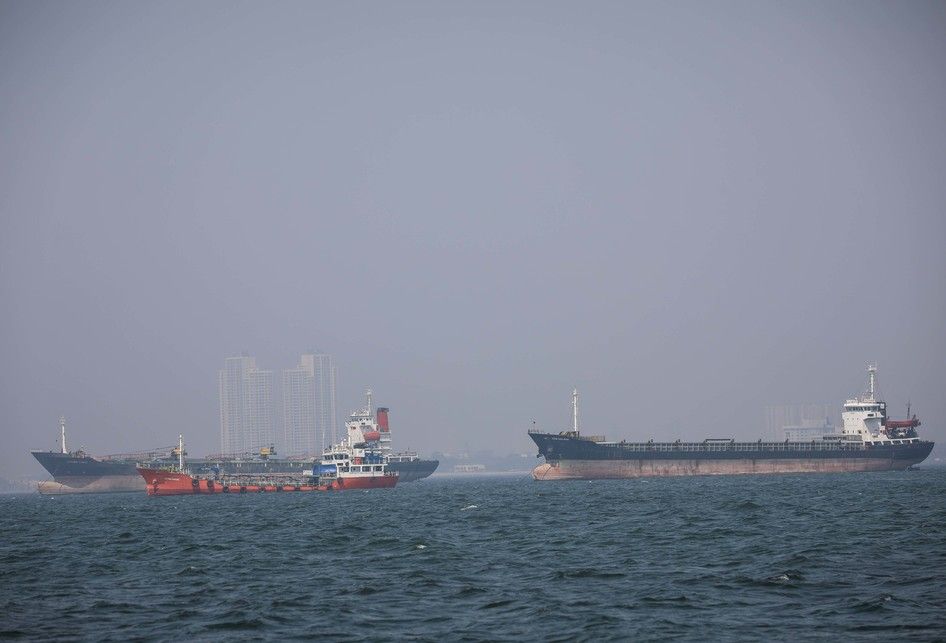 Pemandangan laut dengan latar belakang gedung bertingkat yang diselimuti asap polusi di Jakarta Utara, Rabu (31/7/2019). Berdasarkan data situs penyedia peta polusi daring harian kota-kota besar di dunia AirVisual, menempatkan Jakarta pada urutan pertama kota terpolusi sedunia pada Senin (29/7) pagi