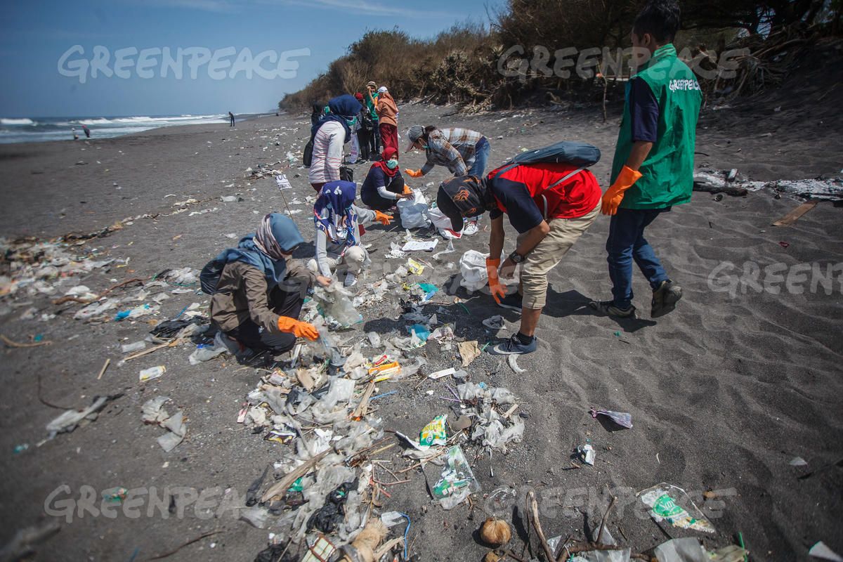 relawan Greenpeace dalam aksi bersih bersih sampah plastik di Pantai Padansari, Bantul Yogyakarta