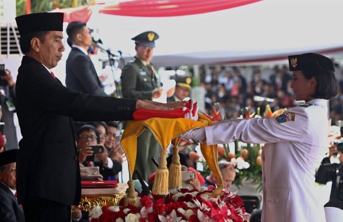 Pembawa Baki menerima Sang Merah Putih dari Presiden Jokowi