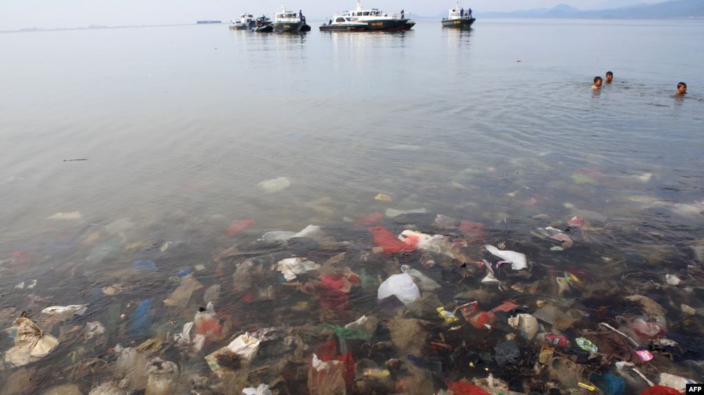 Sampah-sampah plastik tampak mencemari Laut Teluk Lampung, Bandar Lampung