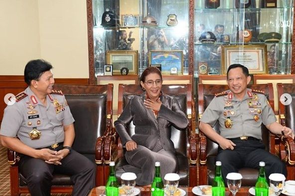 Potret Susi Pudjiastuti dalam balutan busana formal yang cantik di Mabes Polri untuk menandatangani MOU (30/07/19)