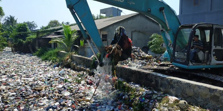 Sampah menyesaki Kali Bahagia di Bekasi. 