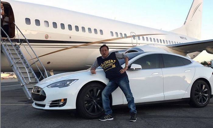 Jet pribadi dan mobil sport yang diakui pelawak Doyok sebagai milik kawannya.