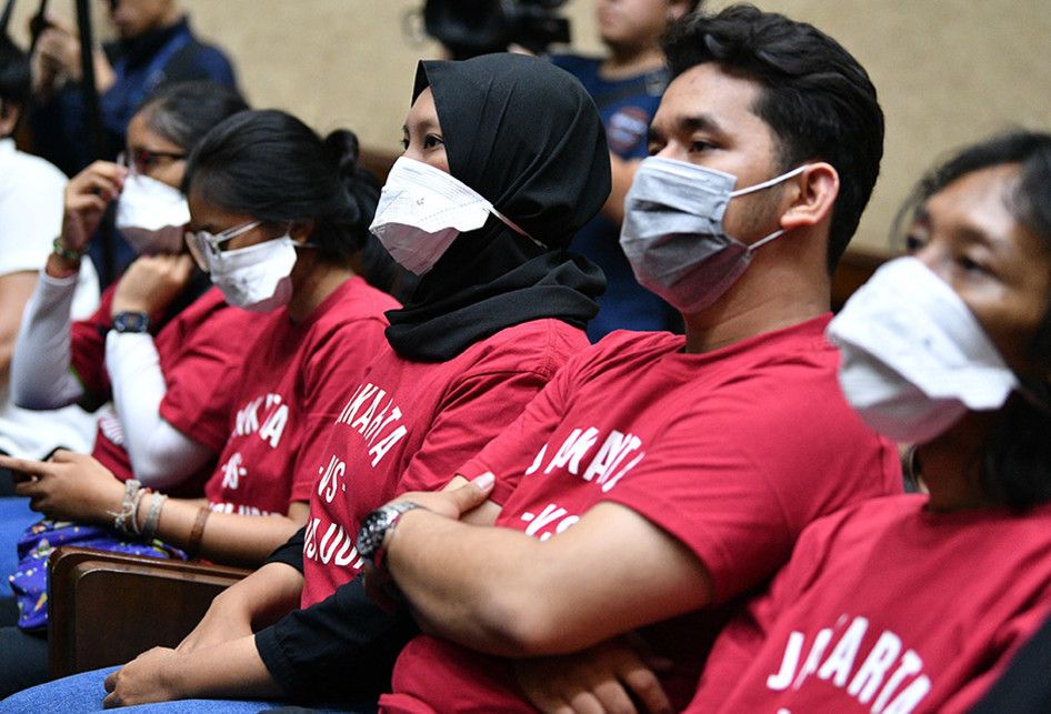 Sejumlah warga dengan masker mengikuti sidang perdana gugatan terkait polusi udara Jakarta di Pengadilan Negeri Jakarta Pusat, Jakarta, Kamis (1/8/2019). Sidang gugatan oleh sejumlah LSM yang tergabung dalam Gerakan Inisiatif Bersihkan Udara Koalisi Semesta yang ditujukan kepada Presiden Joko Widodo