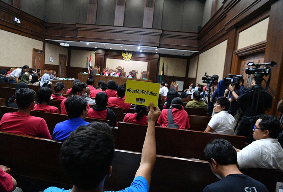 Sejumlah warga mengikuti sidang perdana gugatan terkait polusi udara Jakarta di Pengadilan Negeri Jakarta Pusat, Jakarta, Kamis (1/8/2019). Sidang gugatan oleh sejumlah LSM yang tergabung dalam Gerakan Inisiatif Bersihkan Udara Koalisi Semesta yang ditujukan kepada Presiden Joko Widodo, Menteri LHK 