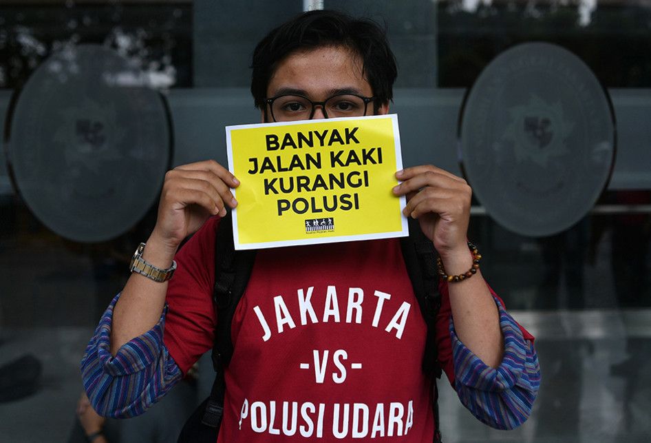 Seorang warga melakukan aksi mengawal sidang perdana gugatan terkait polusi udara Jakarta di Pengadilan Negeri Jakarta Pusat, Jakarta, Kamis (1/8/2019). Gugatan yang diajukan sejumlah LSM yang tergabung dalam Gerakan Inisiatif Bersihkan Udara Koalisi Semesta tersebut ditujukan kepada Presiden Joko W