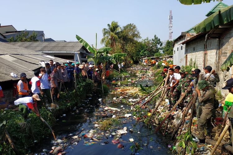 Upaya pembersihan sampah yang menyesaki Kali Bahagia, Bekasi, Jawa Barat. 