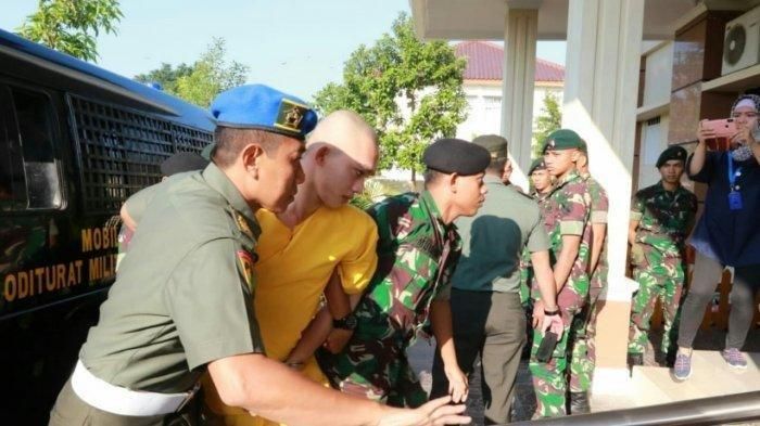 Prada Deri Permana dikawal oleh anggota TNI saat akan menjalani sidang perdana kasus pembunuhan dan mutilasi Vera Oktaria, Kamis (1/8/2019).