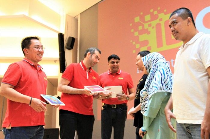 CEO Indosat Ooredoo, Ahmad Abdulaziz A A Al-Neama (empat dari kanan), Director & Chief Operating Officer, Vikram Sinha (paling kanan), Director & Chief Human Resource Officer, Irsyad Sahroni (dua dari kiri), SVP-Head of Corporate Communications Indosat Ooredoo, Turina Farouk (paling kiri), dan perwakilan komunitas developer saat berfoto bersama setelah peluncuran IDCamp Indosat Ooredoo di Jakarta (2/8)