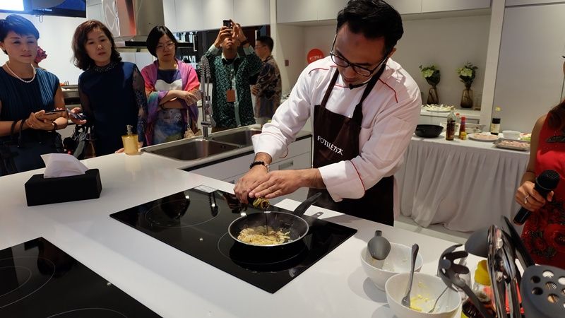 Demo masak bersama chef Arie Galih di saat peluncuran showroom Fotile.