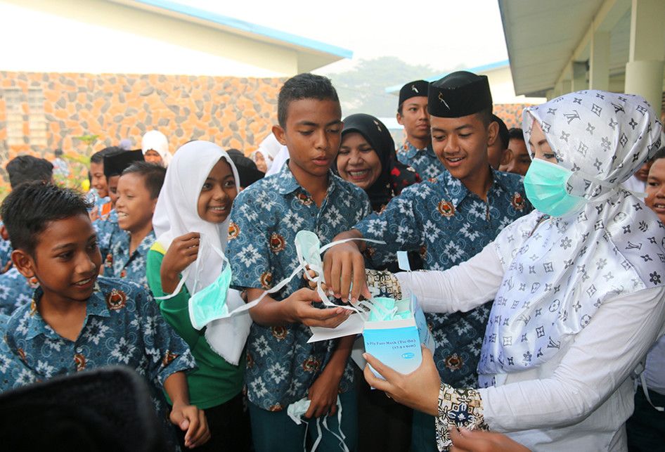 Petugas kesehatan dari Puskesmas Cot Simeureung, Kecamatan Samatiga dan Layung, Kecamatan Bubon, Kabupaten Aceh Barat, membagikan masker kepada siswa sekolah MTsN 4 Aceh Barat yang berada di Suak Timah, Kecamatan Samatiga, Kamis (1/8/2019). Bagi-bagi masker itu digelar menyusul kabut asap dari kebakaran hutan dan lahan gambut yang sangat pekat dan dikhawatirkan dapat membahayakan kesehatan siswa sekolah.