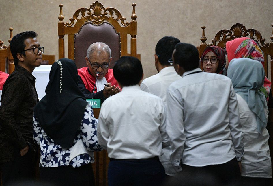 Ketua Majelis Hakim Saifuddin Zuhri (ketiga kiri) memimpin jalannya sidang perdana gugatan terkait polusi udara Jakarta di Pengadilan Negeri Jakarta Pusat, Jakarta, Kamis (1/8/2019). Sidang gugatan oleh sejumlah LSM yang tergabung dalam Gerakan Inisiatif Bersihkan Udara Koalisi Semesta yang ditujuka