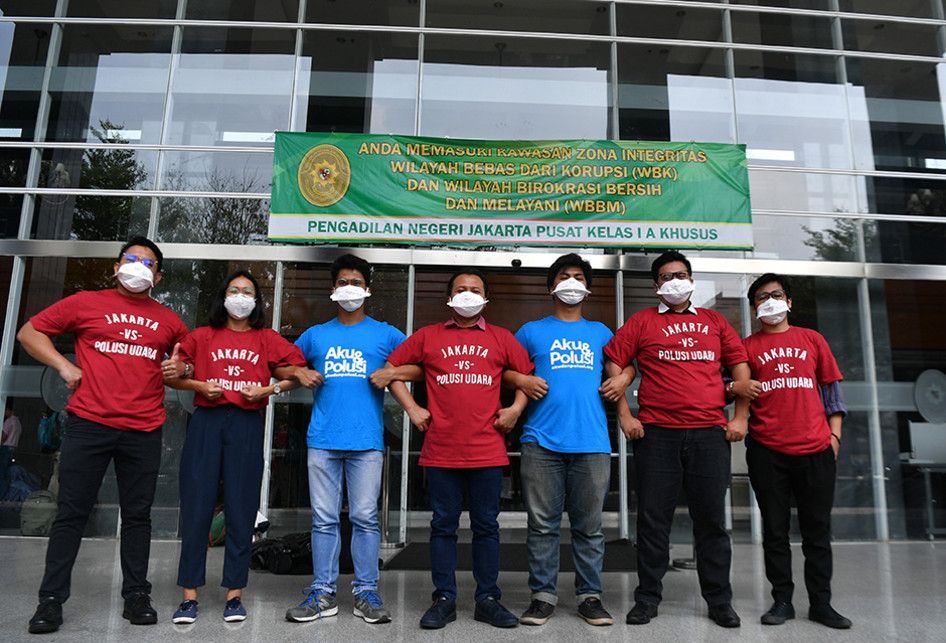 Sejumlah warga melakukan aksi mengawal sidang perdana gugatan terkait polusi udara Jakarta di Pengadilan Negeri Jakarta Pusat, Jakarta, Kamis (1/8/2019). Gugatan diajukan sejumlah LSM yang tergabung dalam Gerakan Inisiatif Bersihkan Udara Koalisi Semesta 