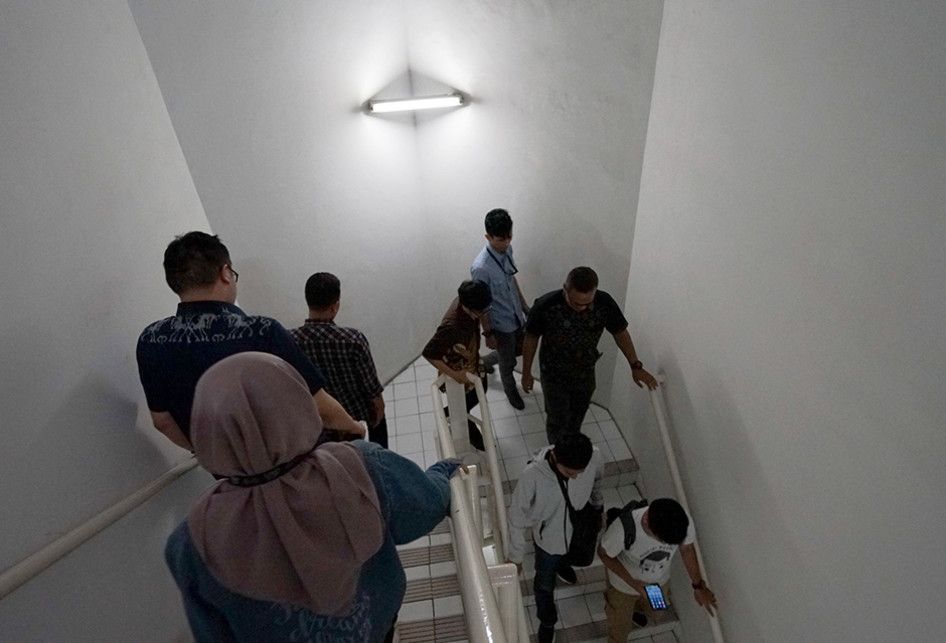 Karyawan menuruni tangga gedung sesaat setelah terjadi gempa di salahsatu gedung perkantoran Sudirman, Jakarta, Jumat (2/8/2019). Badan Meteorologi, Klimatologi, dan Geofisika (BMKG) menyebut gempa tersebut memiliki Magnitudo 7,4 dan berpusat di wilayah barat daya Sumur, Banten. ANTARA FOTO/Narasi