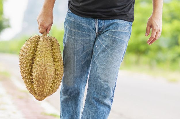 Ilustrasi melihat orang makan durian