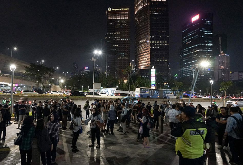 Karyawan berada diluar gedung perkantoran sesaat setelah terjadi gempa di kawasan Sudirman, Jakarta, Jumat (2/8/2019). Badan Meteorologi, Klimatologi, dan Geofisika (BMKG) menyebut gempa tersebut memiliki Magnitudo 7,4 dan berpusat di wilayah barat daya Sumur, Banten.