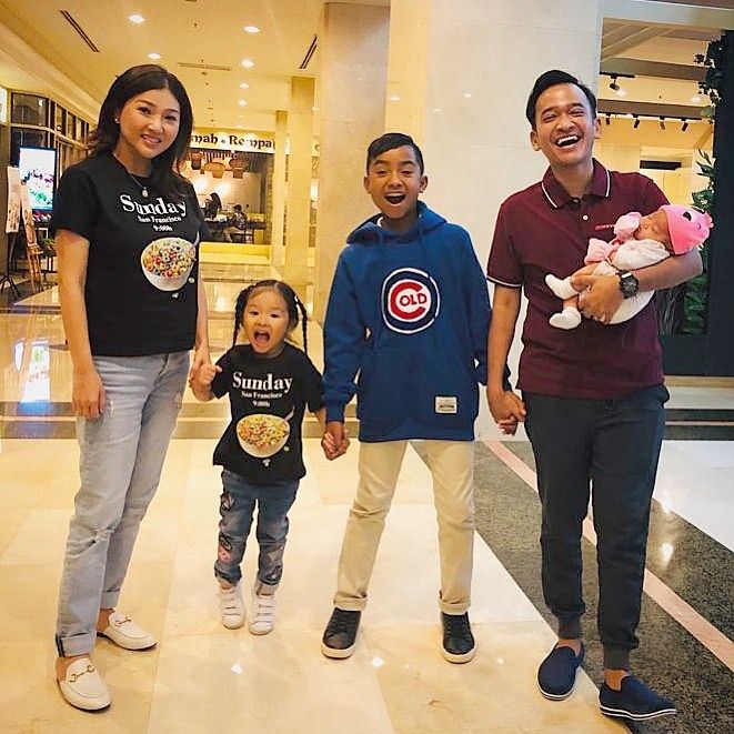 Kompaknya kebersamaan keluarga Sarwendah dan Ruben Onsu yang kedatangan anggota keluarga baru Betrand Pato saat kenakan kaus sederhana
