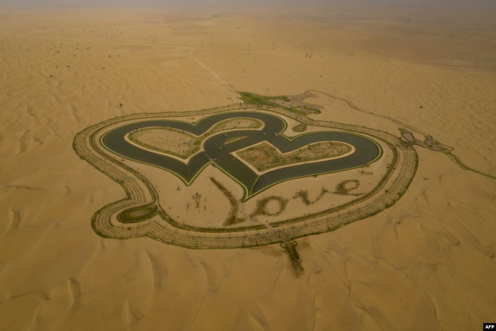  Sebuah foto yang diambil dengan drone menunjukkan "Danau Cinta" buatan manusia di gurun al-Qudra, Emirat Dubai, UEA.