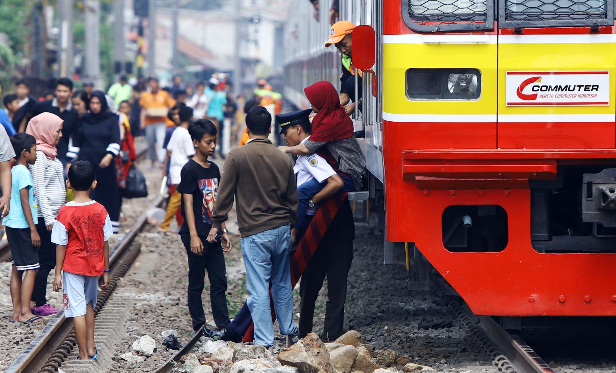 Penumpang terpaksa turun dari kereta rel listrik (KRL) yang berhenti di perlintasan Bukit Duri Jakarta Selatan, akibat padamnya listrik, Minggu (4/8/2019). Aliran listrik di Banten, Jabodetabek hingga Bandung terputus akibat adanya gangguan pada sejumlah pembangkit di Jawa. TRIBUNNEWS/HERUDIN 