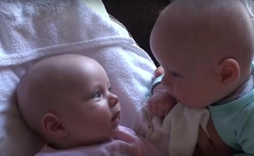 Bayi Kembar Mengobrol dengan 'Serius',  Video Ini Berhasil Tangkap Momen Lucu Itu!