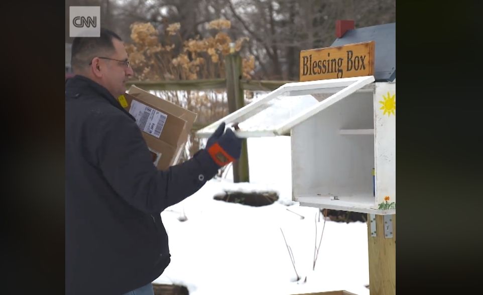 Sebuah video menampilkan kisah veteran berusia 48 tahun yang membuat pantry di halaman rumahnya agar bisa menyediakan makanan bagi tunawisma dan orang yang kelaparan. 