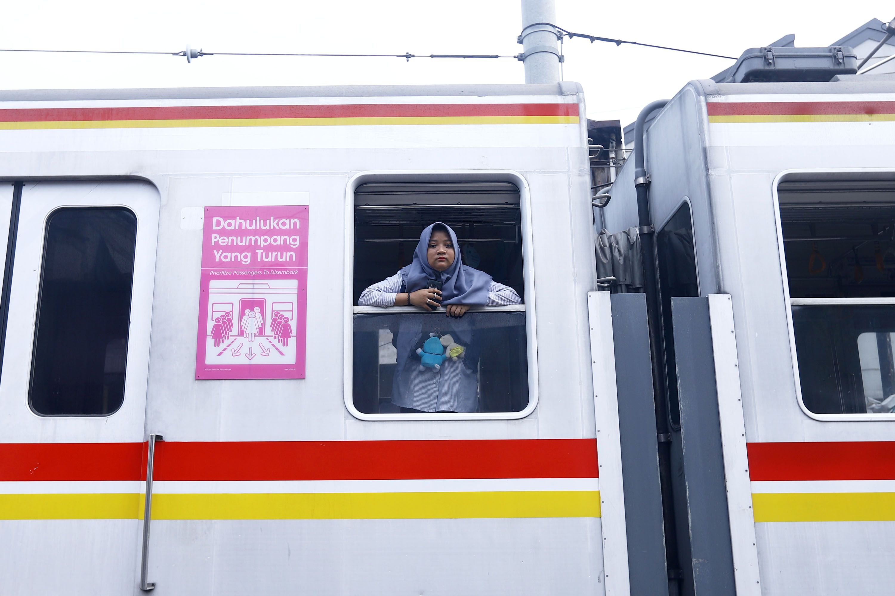 Penumpang terlihat kebingungan di dalam kereta rel listrik (KRL) yang berhenti di perlintasan Bukit Duri Jakarta Selatan, akibat padamnya listrik, Minggu (4/8/2019). Aliran listrik di Banten, Jabodetabek hingga Bandung terputus akibat adanya gangguan pada sejumlah pembangkit di Jawa. TRIBUNNEWS/HERU