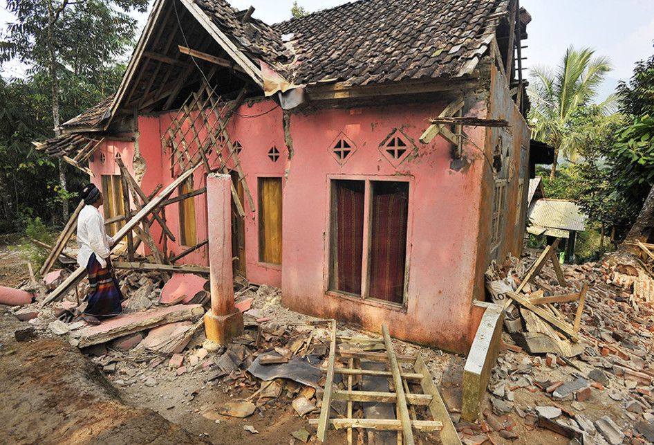 Warga memeriksa rumahnya yang rusak akibat diguncang gempa di Kampung Karoya, Mandalawangi, Pandeglang, Banten, Sabtu (3/8/2019). Menurut data BPBD Banten satu orang meninggal dan sebanyak 112 rumah rusak berat dan ringan dengan rincian di Lebak sebanyak 12 rumah, di Pandeglang 91 rumah, dan di Sera