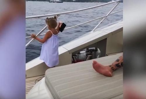 Kesal Karena Tidak Diajak Bermain, Video Ini Tangkap Momen Bocah Melempar Ponsel Ayahnya ke Laut