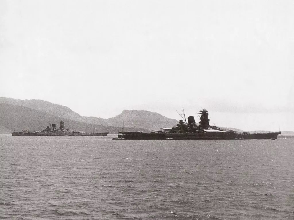 Yamato dan saudara kembarnya yang dikonversi menjadi kapal induk, Musashi.