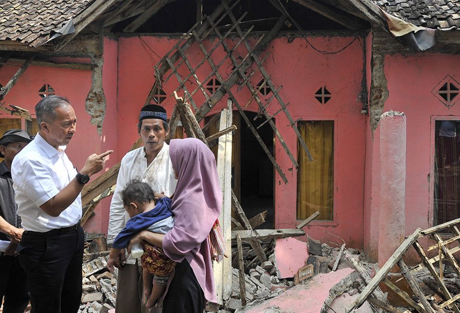 Menteri Sosial Agus Gumiwang Kartasasmita (kiri) menyapa keluarga korban gempa Banten di Kampung Panjang Jaya, Mandalawangi, Pandeglang, Banten, Sabtu (3/8/2019). Mensos menyerahkan bantuan sembako untuk para korban gempa serta sejumlah dana untuk perbaikan rumah dan sarana yang rusak diguncang gemp