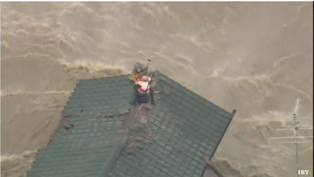 Terjebak di Atap Selama Banjir, Video Ini Tampilkan Pasangan yang Tidak Mau Melepas Anjingnya, Sampai Harus Dievakuasi dengan Heli!