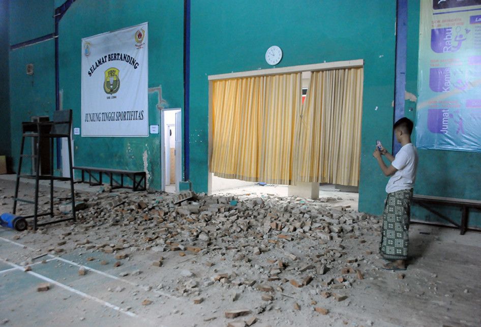 Warga memotret kerusakan dinding Gelanggang Olah Raga (GOR) Pasir Ona di Rangkasbitung, Lebak, Banten, Jumat (2/8/2019). Gempa bumi dengan magnitudo 6,9 dirasakan warga di Wilayah Banten pada pukul 19.03 WIB yang berpusat di Samudera Indonesia dengan kedalaman 10 kilometer.